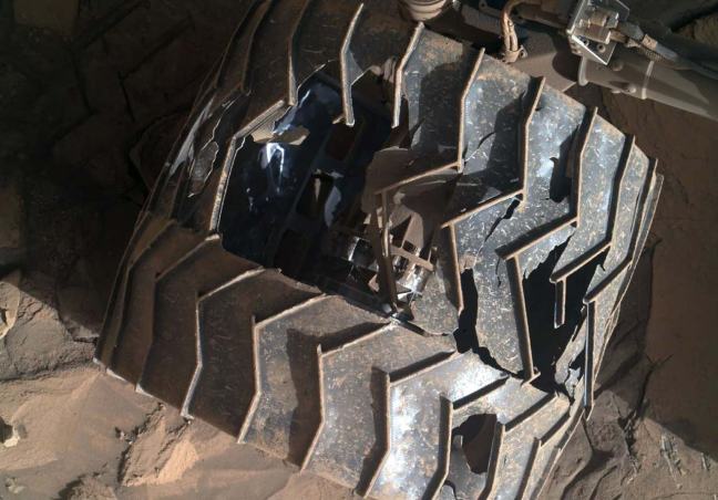Rueda dañada del rover Curiosity tras 13 años de operaciones en Marte