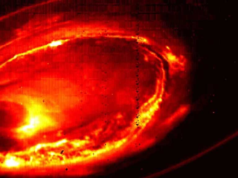 Aurora austral de Júpiter vista por el espectrómetro JIRAM de la sonda Juno desde una distancia de 500.000 kilómetros, mostrando el resplandor infrarrojo de las partículas cargadas.