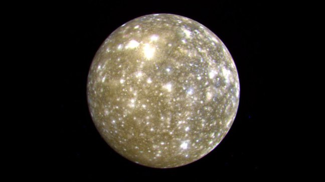 La luna Calisto de Júpiter vista por la sonda Voyager 2 en falso color, mostrando su superficie cubierta de cráteres.