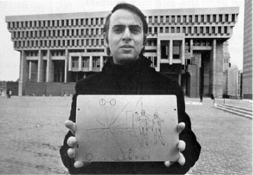 Carl Sagan sosteniendo una réplica de la placa enviada a bordo de las sondas Pioneer 10 y 11