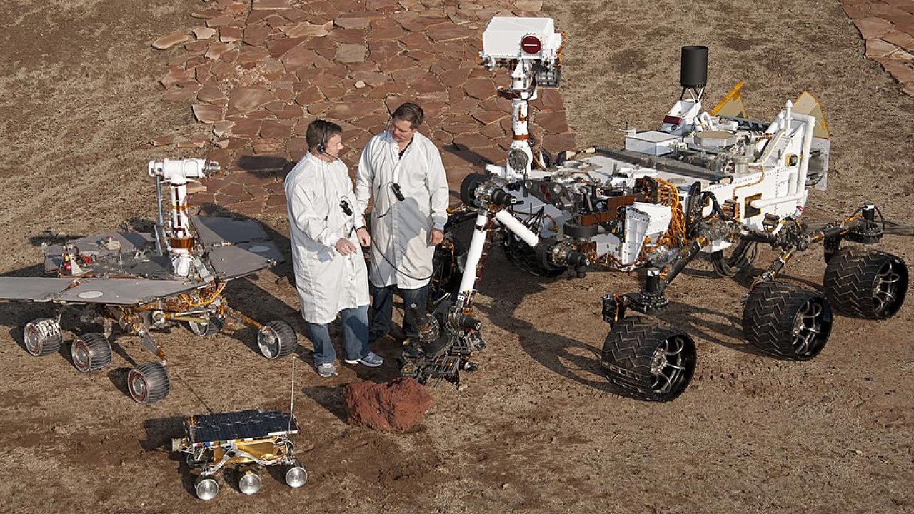Ingenieros del JPL junto a tres generaciones de rovers marcianos: Sojourner, un modelo del Mars Exploration Rover y un prototipo de Curiosity.
