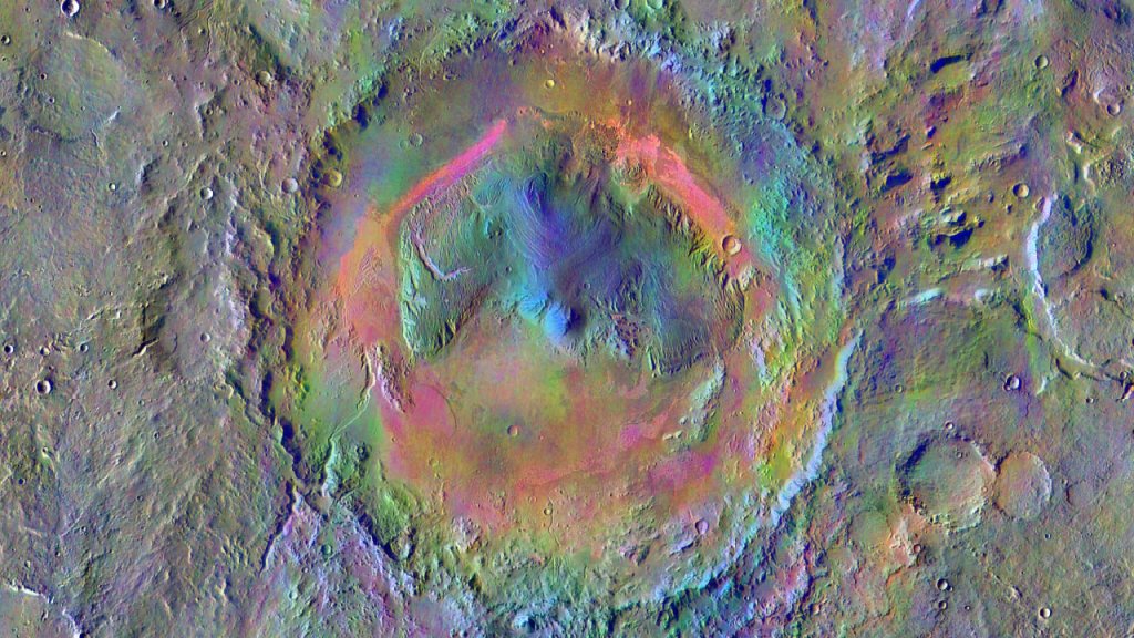 Vista en falso color del cráter Gale obtenida por el instrumento THEMIS de la sonda Mars Odyssey, que revela variaciones minerales en la superficie marciana.