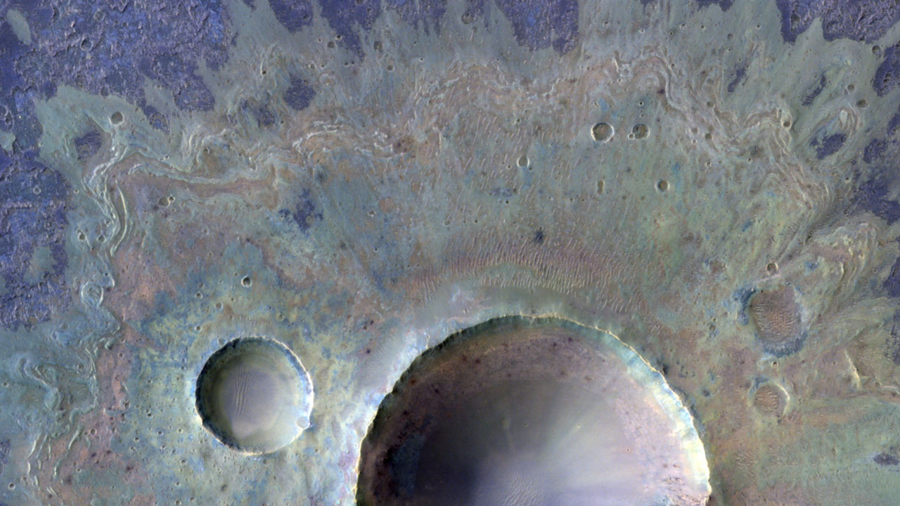 Cráteres superpuestos en Ganges Chasma, en la región oriental de Valles Marineris, observados por la cámara CaSSIS de la sonda ExoMars Trace Gas Orbiter.
