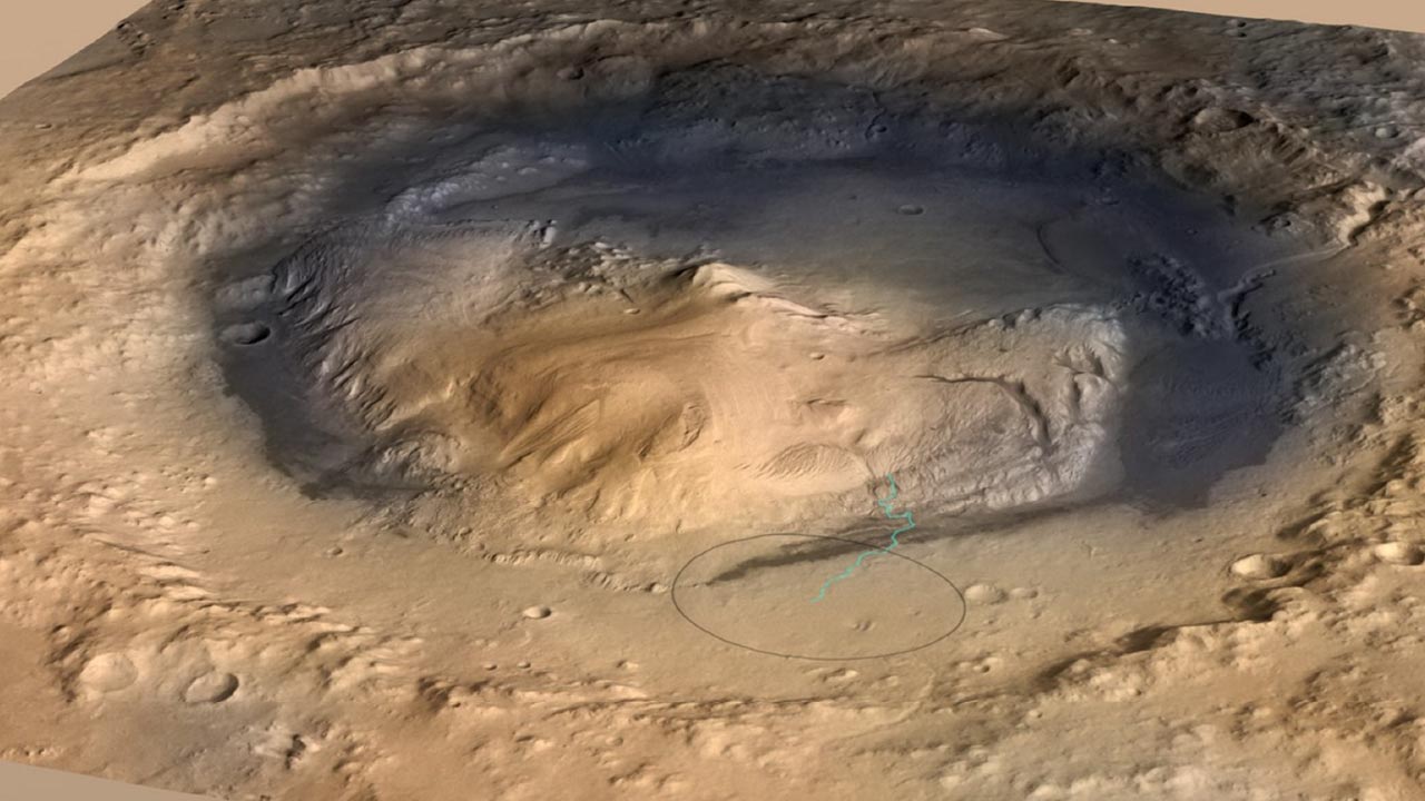 Vista oblicua del monte Sharp en el interior del cráter Gale, generada a partir de datos de elevación e imagen obtenidos por tres orbitadores marcianos