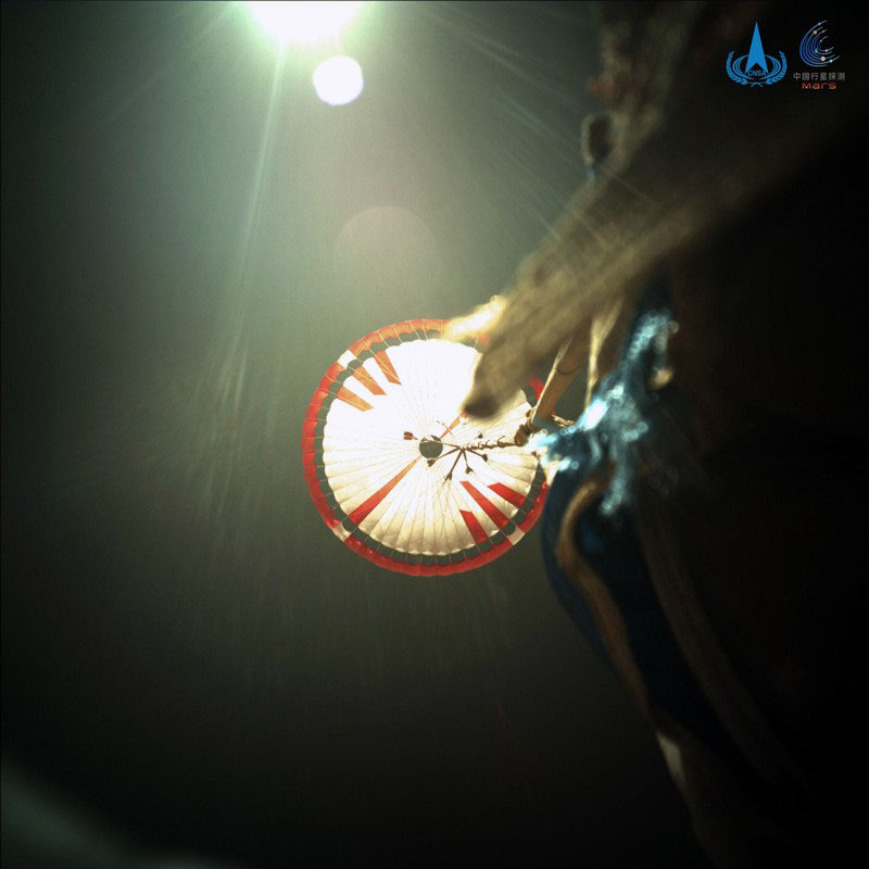 Paracaídas de la misión Tianwen 1 desplegado durante la entrada atmosférica sobre Marte