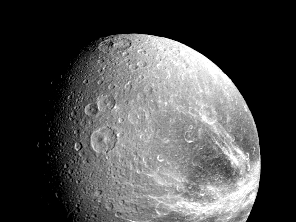 Superficie de Dione vista por la sonda Voyager 1 durante su paso por el sistema de Saturno en 1980.