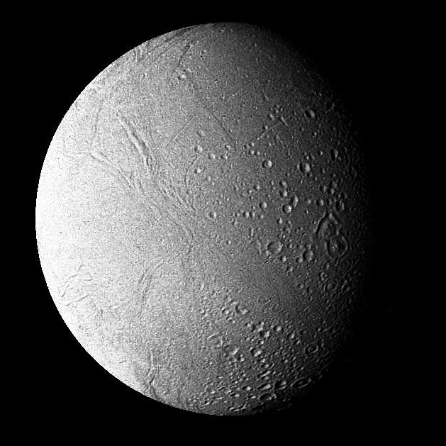 Superficie helada de Encélado vista por la sonda Voyager 2 el 25 de agosto de 1981