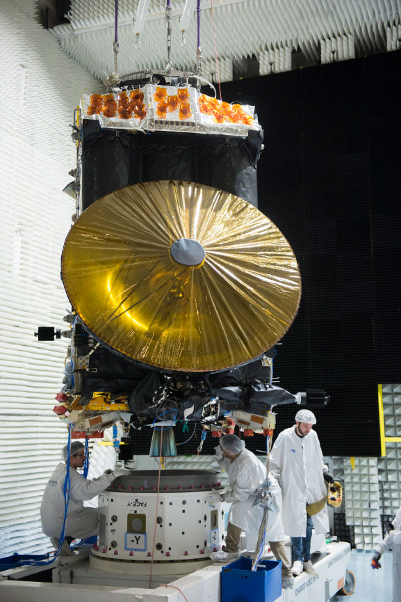 Técnicos de Thales Alenia Space preparan el orbitador ExoMars Trace Gas Orbiter durante su integración y pruebas antes del lanzamiento.