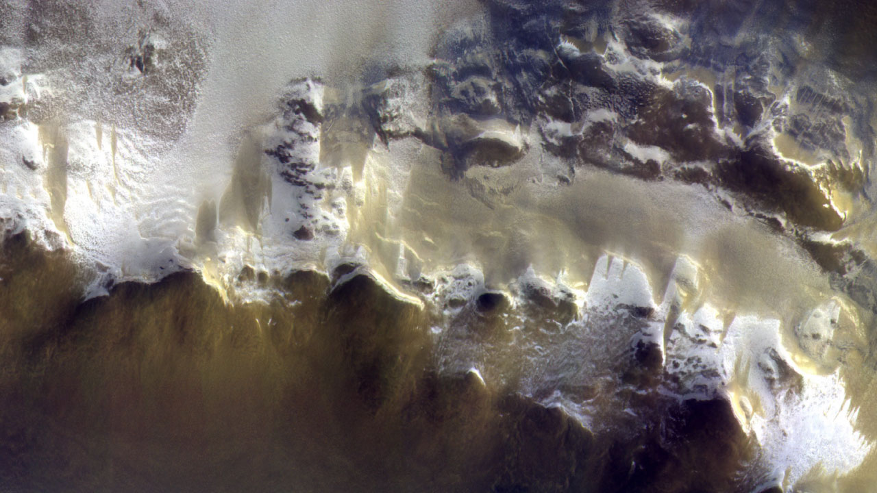 Acantilados y depósitos en capas del cañón Noctis Labyrinthus en Marte, observados por la cámara CaSSIS de la sonda ExoMars Trace Gas Orbiter.