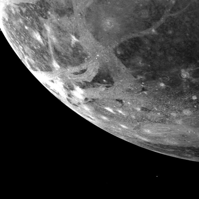 Superficie de Ganimedes fotografiada por la sonda Voyager 1 en marzo de 1979