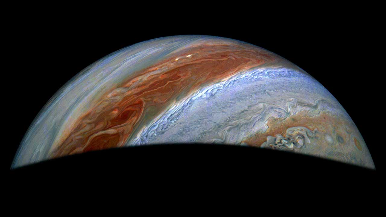 Región ecuatorial de Júpiter observada por la cámara JunoCam durante un sobrevuelo cercano