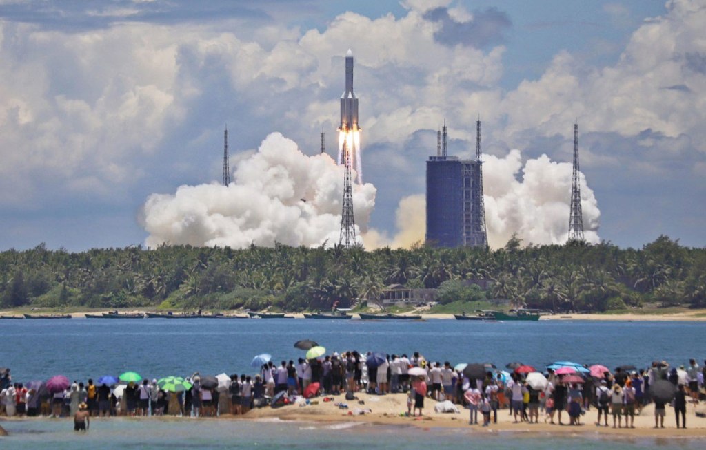 Lanzamiento de la misión Tianwen 1 hacia Marte mediante un cohete Larga Marcha 5 desde el centro espacial de Wenchang, China
