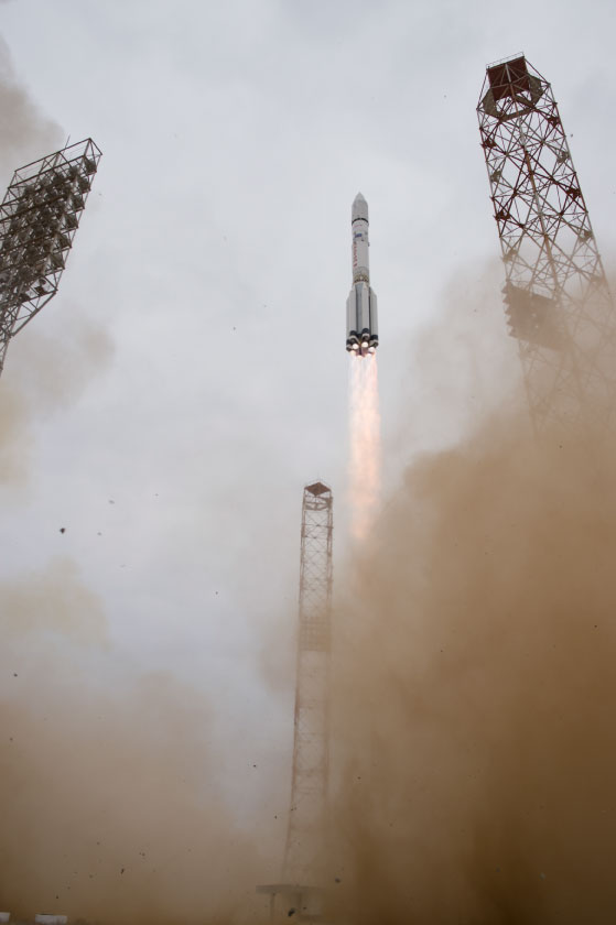 Lanzamiento del cohete Proton-M que transporta el orbitador ExoMars Trace Gas Orbiter y el módulo Schiaparelli desde el cosmódromo de Baikonur.