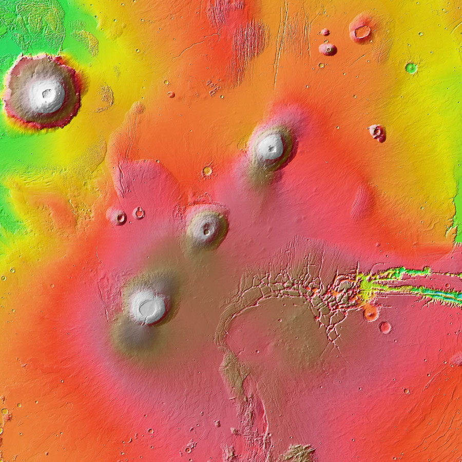 Mapa topográfico de los Tharsis Montes elaborado con datos del altímetro láser MOLA