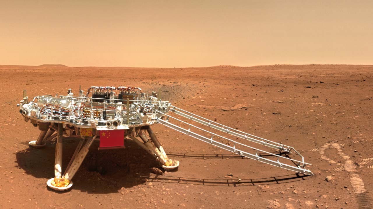 La etapa de descenso de la misión Tianwen 1 sobre el terreno marciano de Utopia Planitia, con las rampas de descenso del rover.