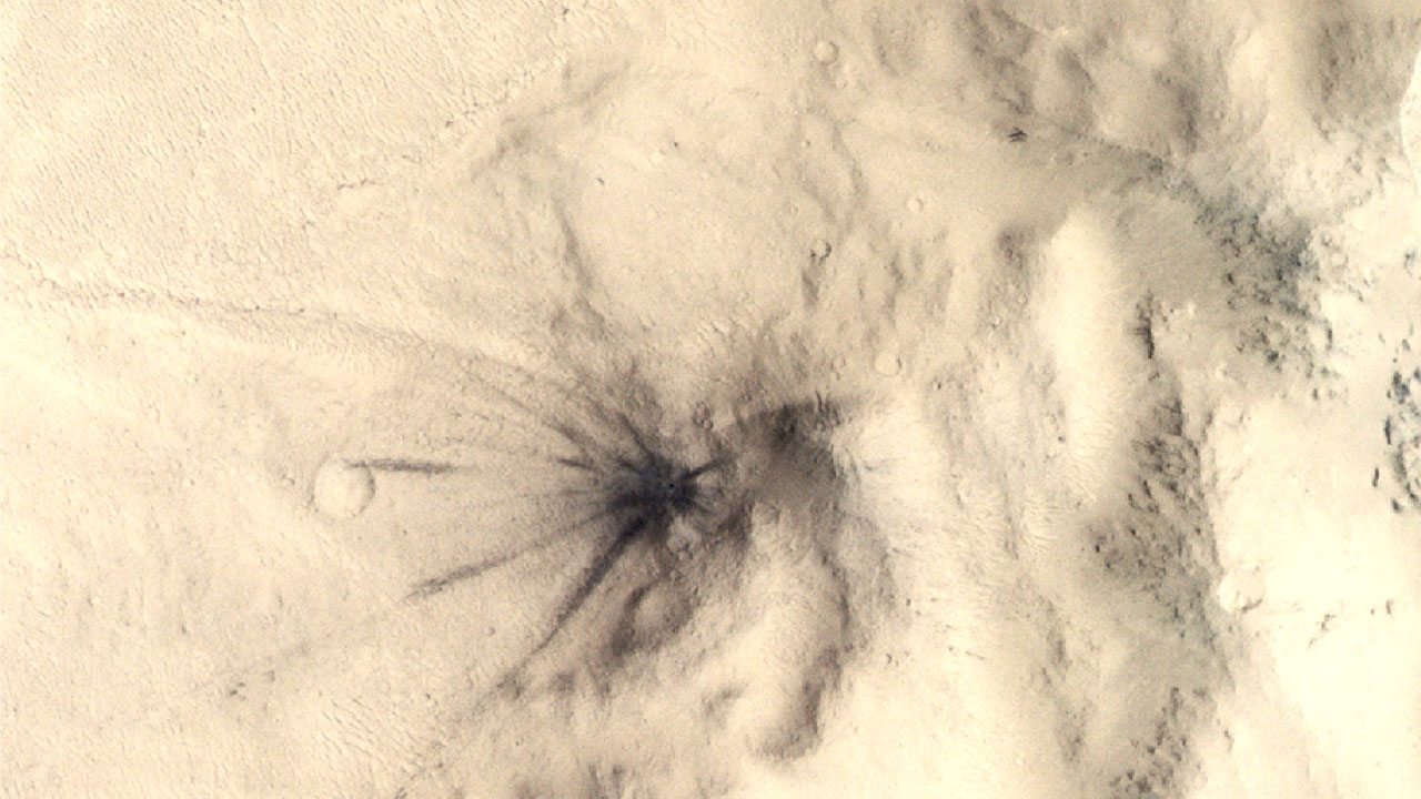 Nuevo cráter de impacto en Cerberus Fossae captado por la cámara CaSSIS de la sonda ExoMars Trace Gas Orbiter, asociado a una de las ondas sísmicas detectadas por la misión InSight.