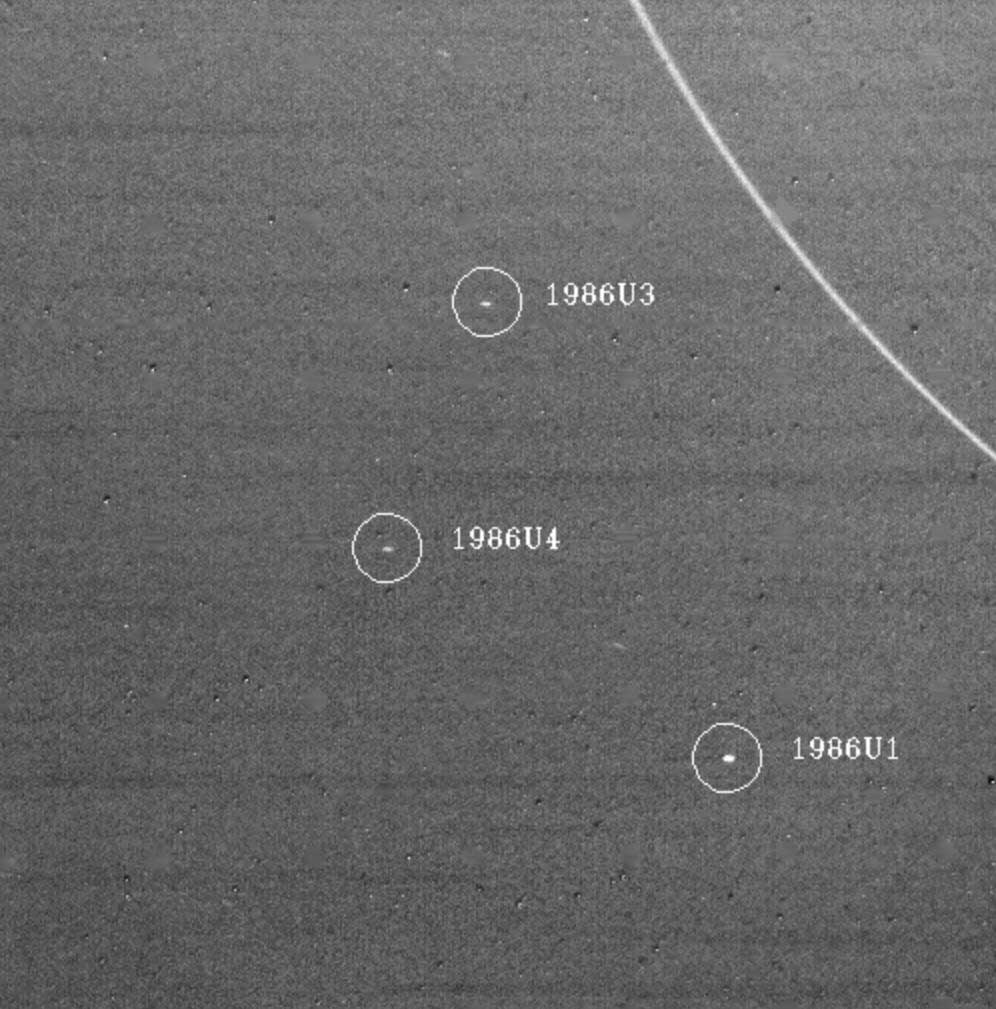 Tres de los nuevos satélites descubiertos de Urano fotografiados por la sonda Voyager 2 en enero de 1986