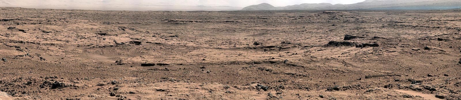 Panorama en color real tomado por el rover Curiosity desde la zona de Rocknest, mostrando el terreno hacia el área de Point Lake en dirección a Glenelg.