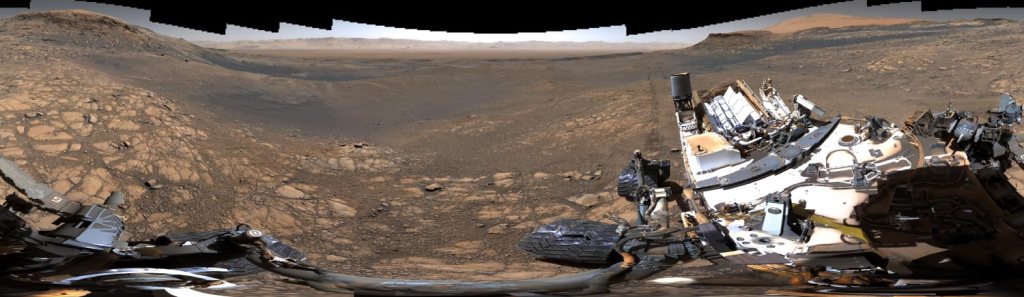 Panorama de 360 grados captado por el rover Curiosity en la región de Glen Torridon, mostrando rocas ricas en arcillas y el paisaje del cráter Gale