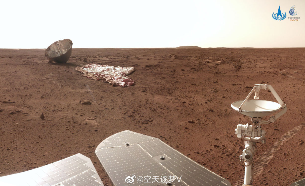 Paracaídas y escudo posterior de la misión Tianwen 1 vistos por el rover Zhurong sobre la superficie de Marte