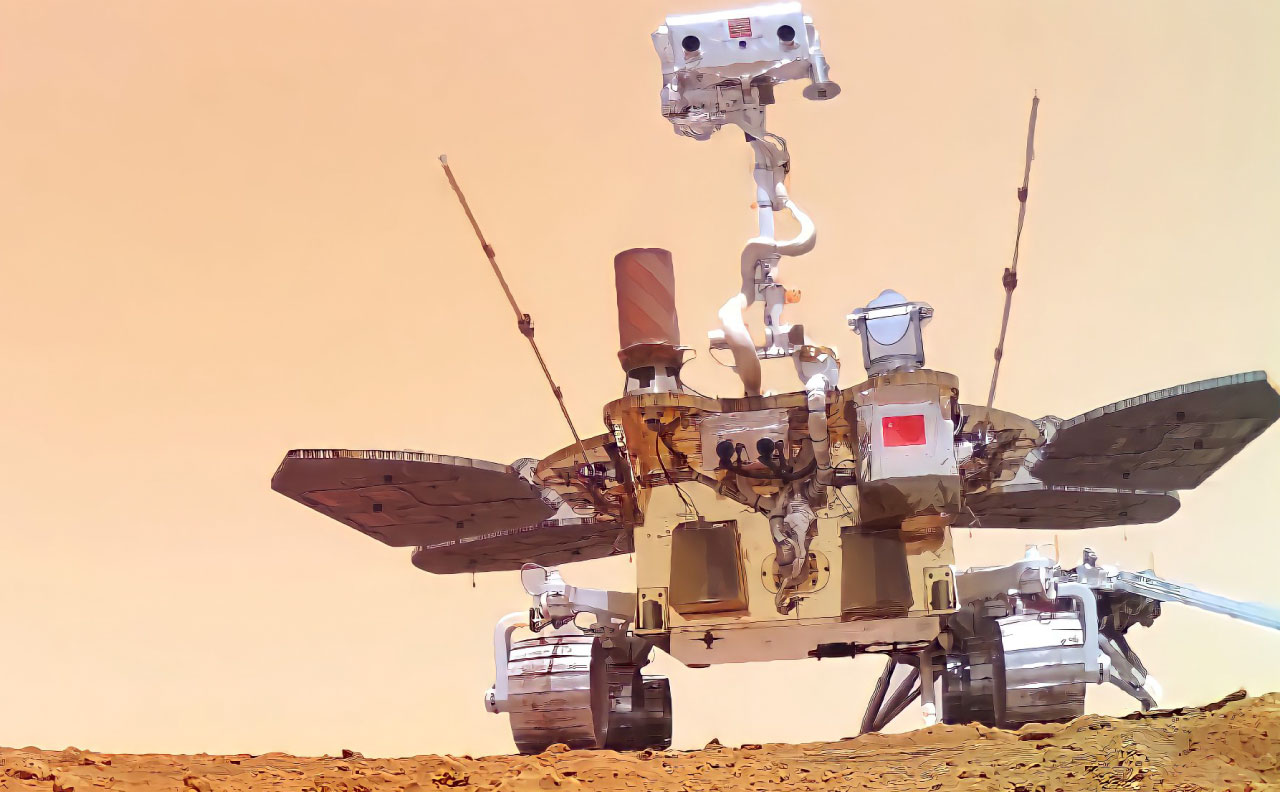 El rover Zhurong de la misión Tianwen 1 sobre la superficie de Marte con los paneles solares desplegados.