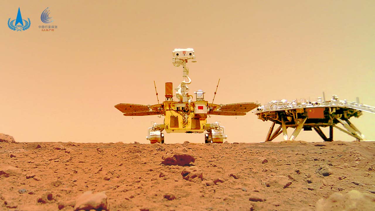 El rover Zhurong de la misión Tianwen 1 fotografiado sobre la superficie de Marte junto a la etapa de descenso
