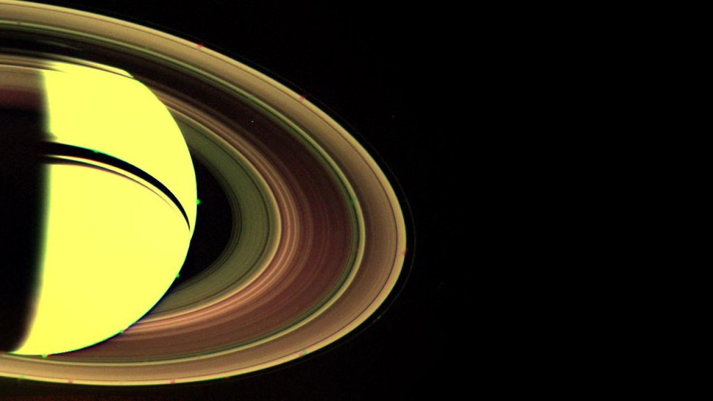 Saturno y sus anillos vistos por la Voyager 2 el 29 de agosto de 1979 tras la reanudación de la toma de imágenes.