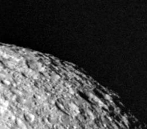 Superficie helada y craterizada de Tetis captada por la sonda Voyager 2 el 26 de agosto de 1981.