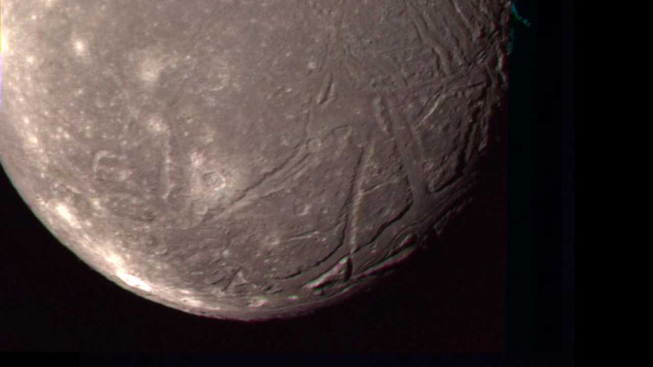 Superficie de Ariel observada por la sonda Voyager 2 durante el sobrevuelo de Urano en 1986.