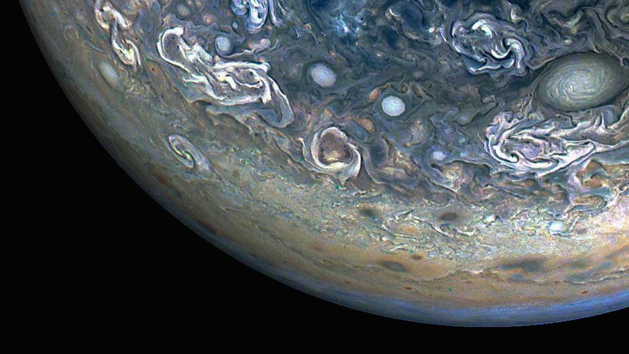 Tormentas y nubes en el hemisferio norte de Júpiter