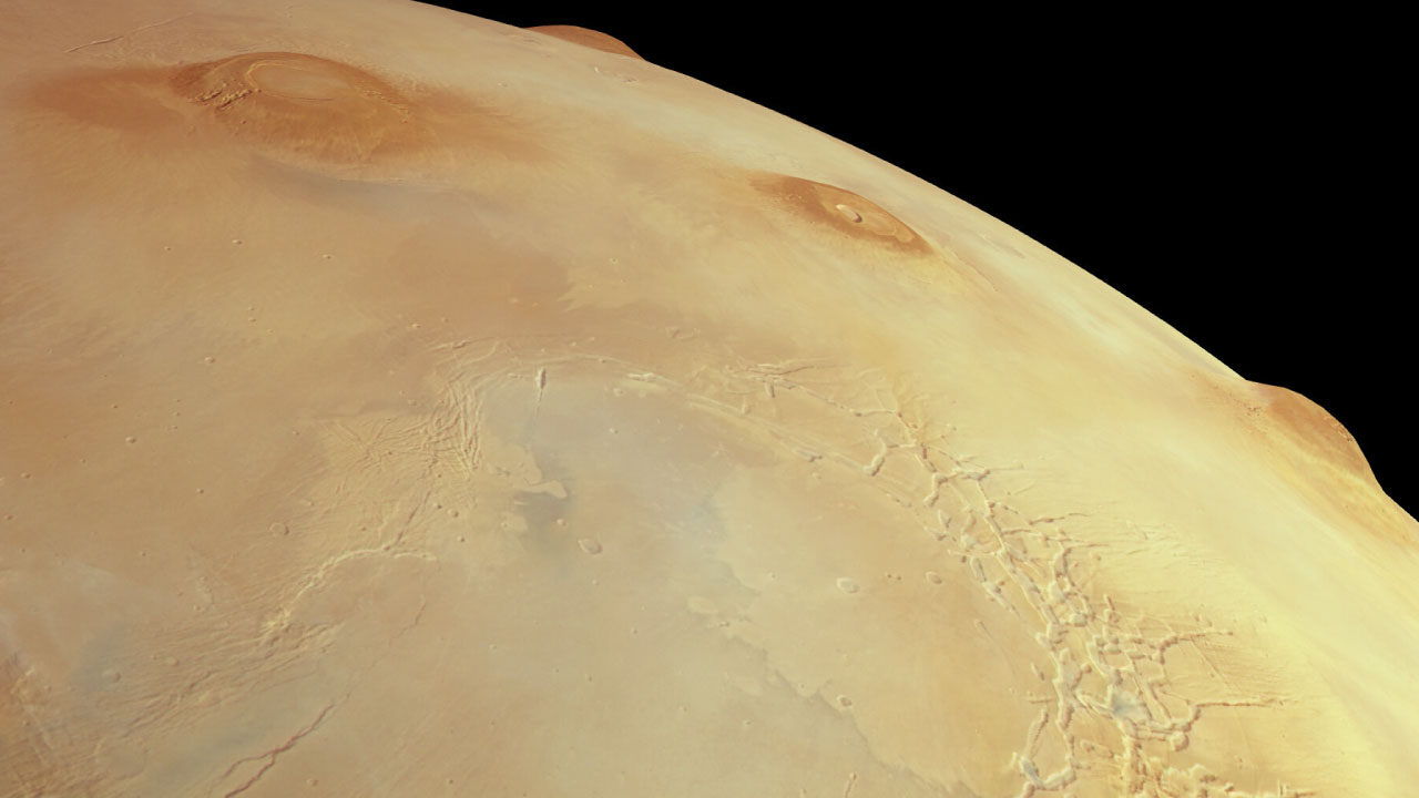 Vista en perspectiva de los Tharsis Montes desde el borde oriental del altiplano