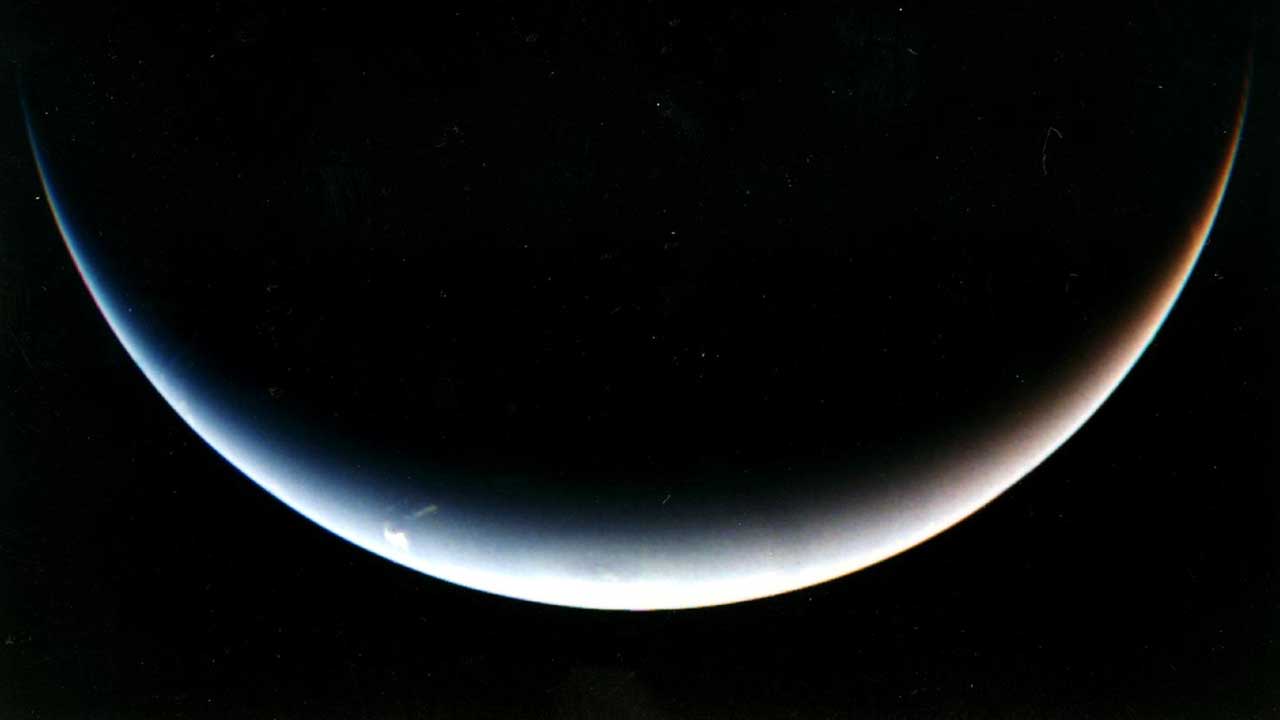 Vista en fase creciente de Neptuno captada por la sonda Voyager 2 después de su máximo acercamiento en 1989