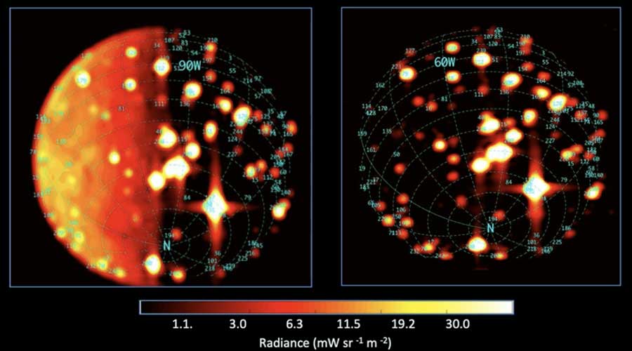 Mapa infrarrojo de la luna Ío obtenido por el instrumento JIRAM de la sonda Juno, mostrando la radiación térmica emitida por decenas de volcanes activos en su superficie.