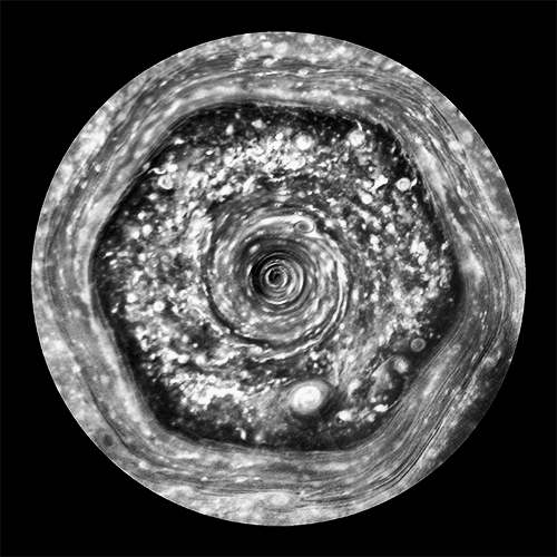 Imagen en alta resolución del vórtice polar norte de Saturno, mostrando el patrón hexagonal de nubes observado por la sonda Cassini.