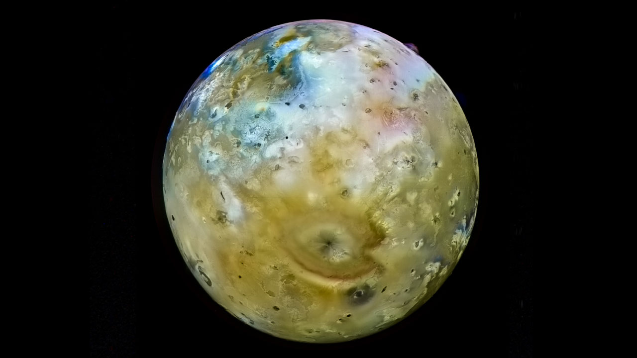 Superficie de Ío observada por la sonda Voyager 1 y reprocesada en color por Kevin Gill