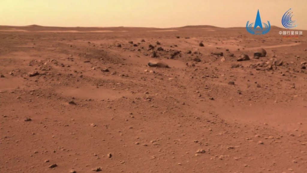 Superficie marciana vista por el rover Zhurong durante su recorrido por Utopia Planitia