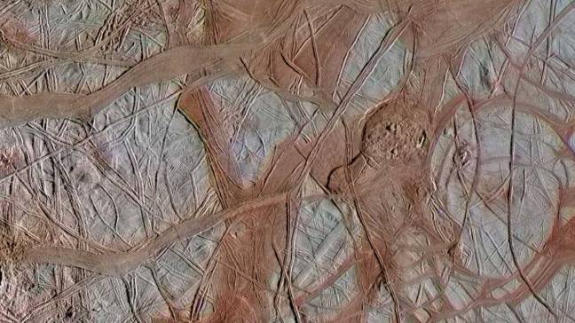 Bandas lineales y sistemas de crestas entrecruzadas en la superficie helada de Europa.