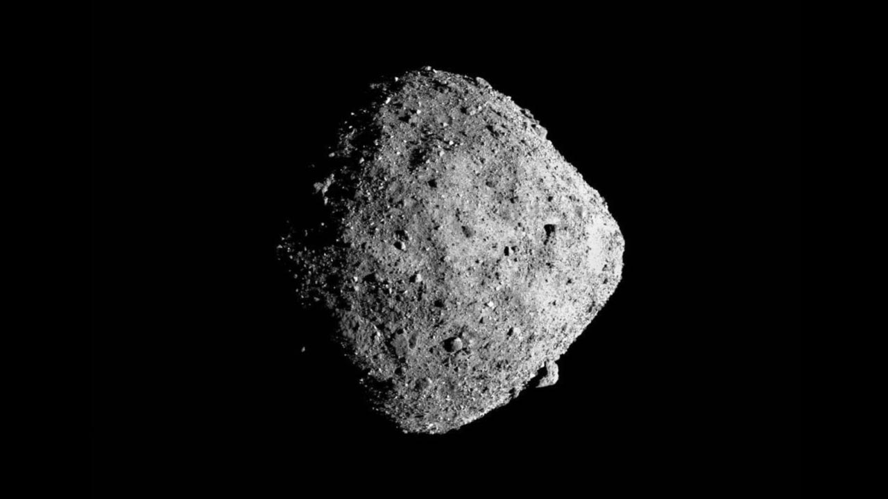 Vista de Bennu obtenida por la cámara PolyCam de OSIRIS REx durante un sobrevuelo ecuatorial a unos 24 kilómetros de distancia.