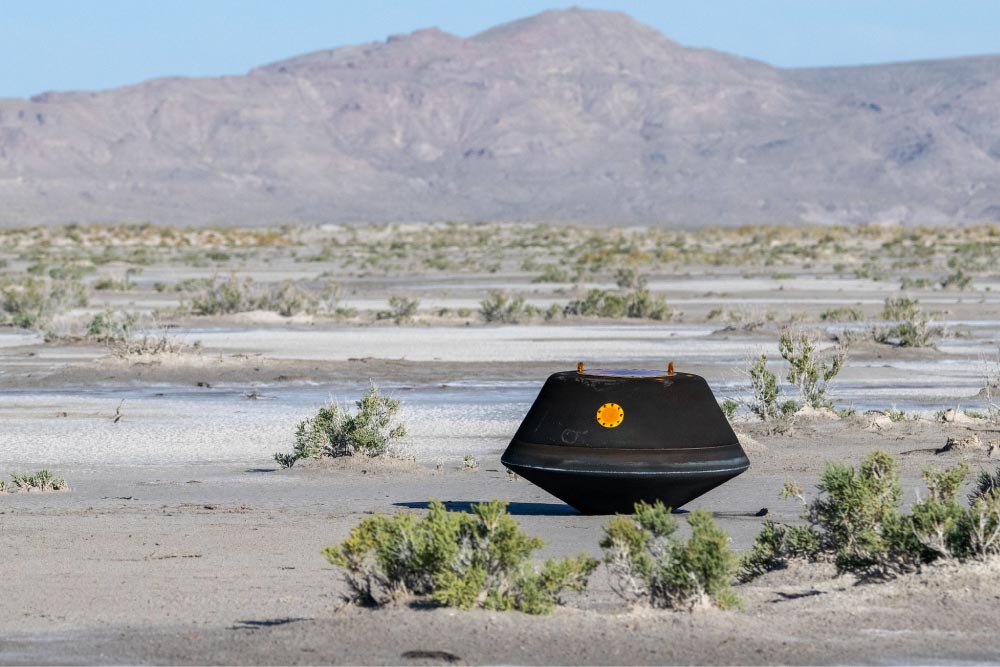 Cápsula de retorno de OSIRIS REx en el desierto de Utah tras su aterrizaje el 24 de septiembre de 2023.