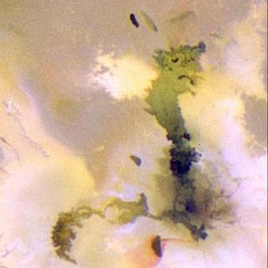 Detalle en falso color de la región volcánica Amirani–Maui en Ío, con largas coladas de lava oscuras y depósitos claros de pluma alrededor del centro eruptivo