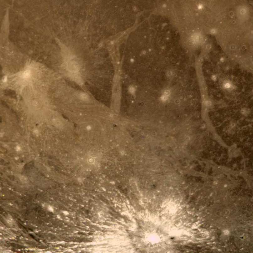 Cráter con halo brillante en la superficie de Ganímedes visto por Voyager 2