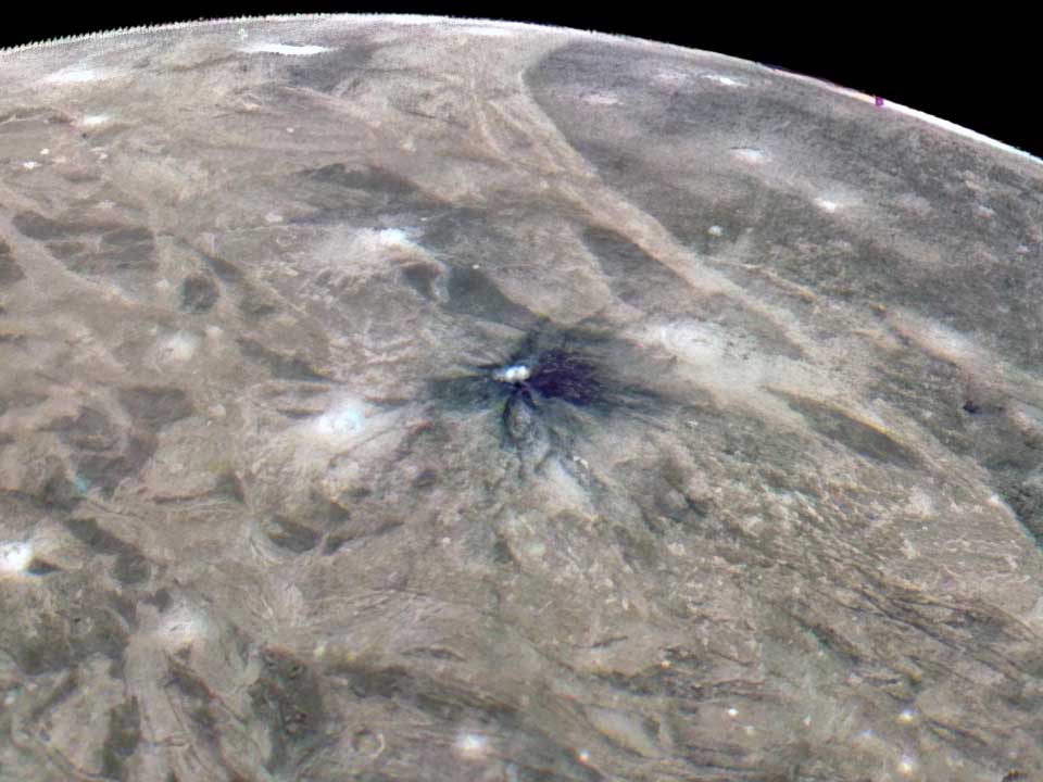 Cráter de rayos oscuros Kittu en la superficie de Ganímedes visto por Juno