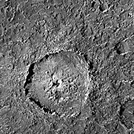 Cráter Tindr en Calisto con un borde degradado, un interior irregular y numerosos detalles realzados por la iluminación solar rasante.
