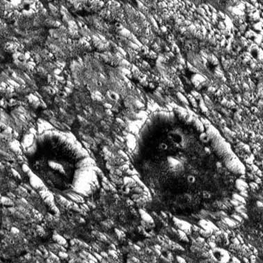 Cráteres de fondo oscuro en Memphis Facula en Ganímedes