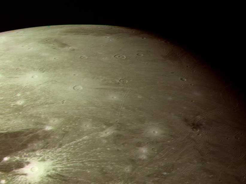 Cráteres con rayos brillantes en el hemisferio norte de Ganímedes vistos por Voyager 1