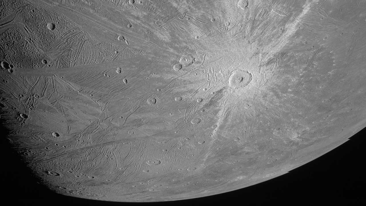 Cráteres con sistemas de rayos brillantes y terreno surcado en la superficie de Ganímedes vistos por JunoCam