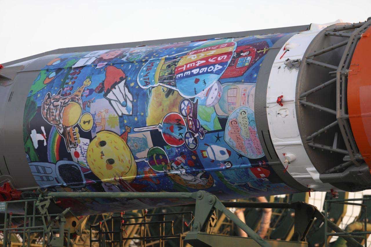 Primera etapa del cohete Soyuz-2.1a con ilustraciones realizadas por pacientes infantiles de oncología