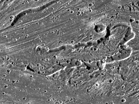 Estructura con morfología lobulada en Sippar Sulcus en Ganímedes