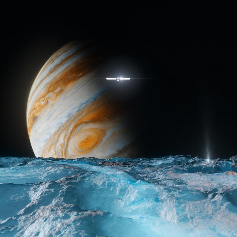 Representación artística de la sonda Europa Clipper sobrevolando la superficie helada de Europa con Júpiter en el horizonte