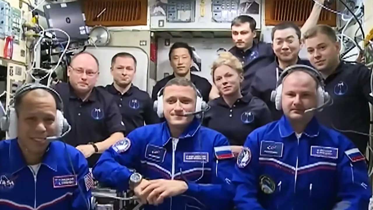 Fotografía de los diez miembros de la Expedición 73 tras la llegada de Soyuz MS-28